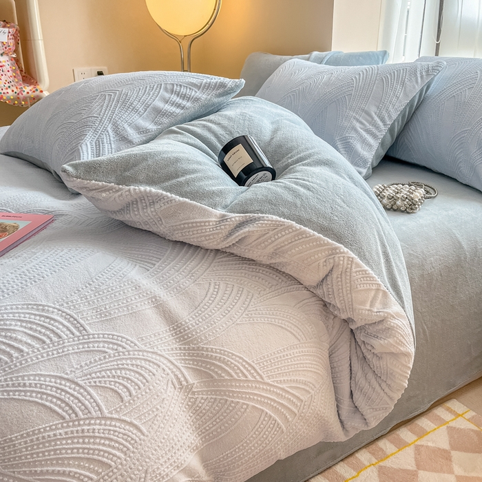 91家纺网 家纺一手货源 找家纺 慕尚家纺 2025新款慕尚雕花绒四件套 雪莉尔-浅蓝