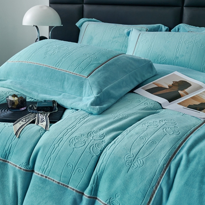 91家纺网 家纺一手货源 找家纺 榻尚家居 2023 玫瑰花园系列雕花牛奶暖绒 松石绿