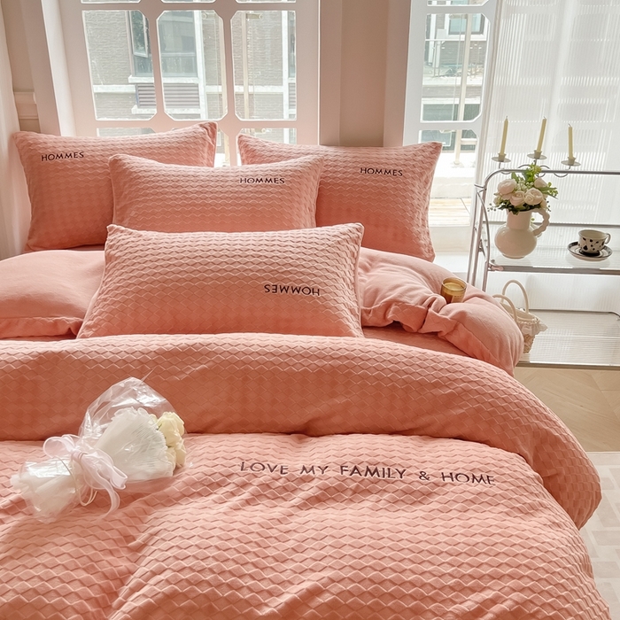 91家纺网 家纺一手货源 找家纺 慕尚家纺 2025高克重雕花绒刺绣工艺四件套 拉夫-杏橘