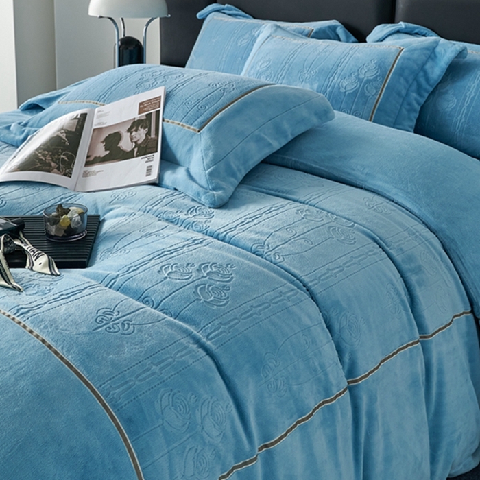 91家纺网 家纺一手货源 找家纺 榻尚家居 2023 玫瑰花园系列雕花牛奶暖绒 天空蓝