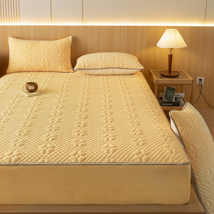 91家纺网 家纺一手货源 找家纺 给笠 2023新款A类夹棉牛奶绒床笠三件套 花漫系列 牛奶绒-花漫奶黄