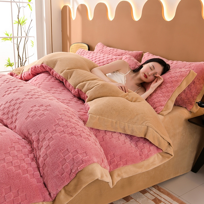 91家纺网 家纺一手货源 找家纺 澳梵家居 2023新款轻奢款宽边塔芙绒四件套 卡曼-黛粉