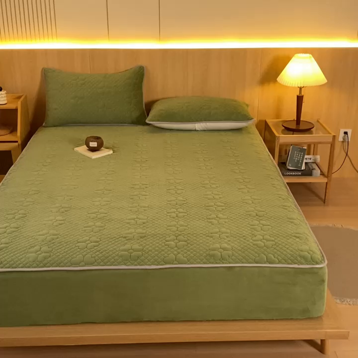 91家纺网 家纺一手货源 找家纺 给笠 2023新款A类夹棉牛奶绒床笠三件套 花漫系列 牛奶绒-花漫豆绿