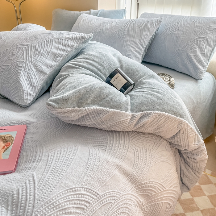 91家纺网 家纺一手货源 找家纺 慕尚家纺 2025新款慕尚雕花绒四件套 雪莉尔-浅蓝