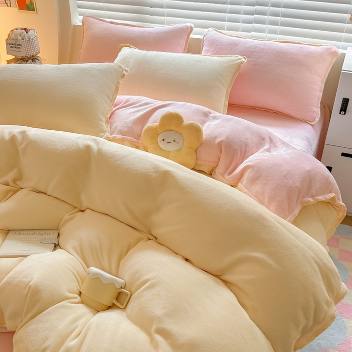 91家纺网 家纺一手货源 找家纺 安哆啦 2024新款高克重牛奶绒混搭四件套 奶黄拼浅粉