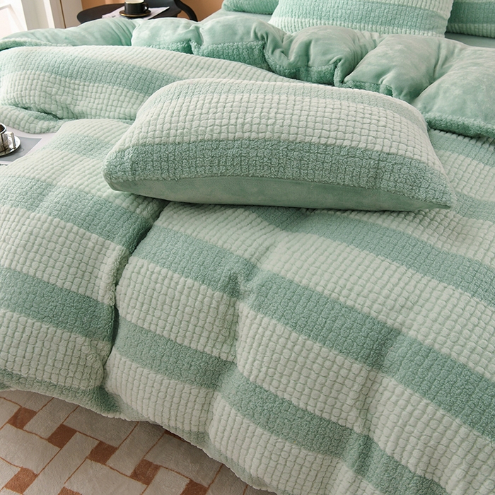 91家纺网 家纺一手货源 找家纺 2023新款无印风兔绒泰迪绒拼接款四件套 静逸-水绿