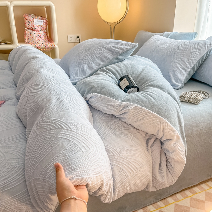 91家纺网 家纺一手货源 找家纺 慕尚家纺 2025新款慕尚雕花绒四件套 雪莉尔-浅蓝