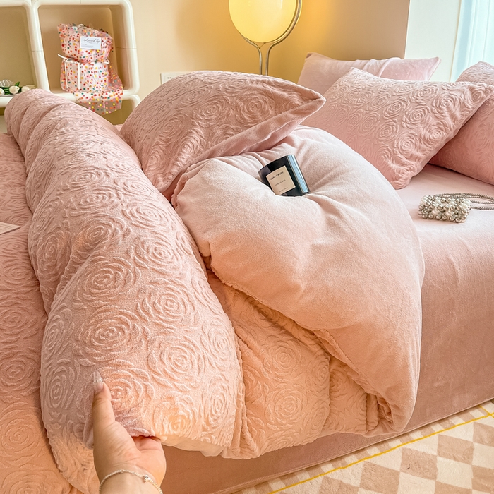 91家纺网 家纺一手货源 找家纺 慕尚家纺 2025新款慕尚雕花绒四件套 卡罗琳-粉