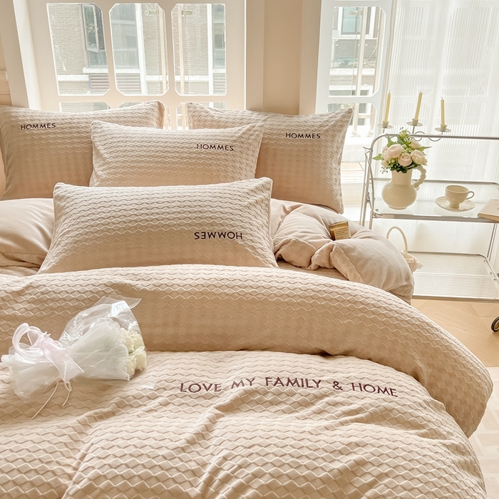 91家纺网 家纺一手货源 找家纺 慕尚家纺 2025高克重雕花绒刺绣工艺四件套 拉夫-浅卡其