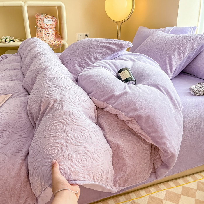 91家纺网 家纺一手货源 找家纺 慕尚家纺 2025新款慕尚雕花绒四件套 卡罗琳-风铃紫