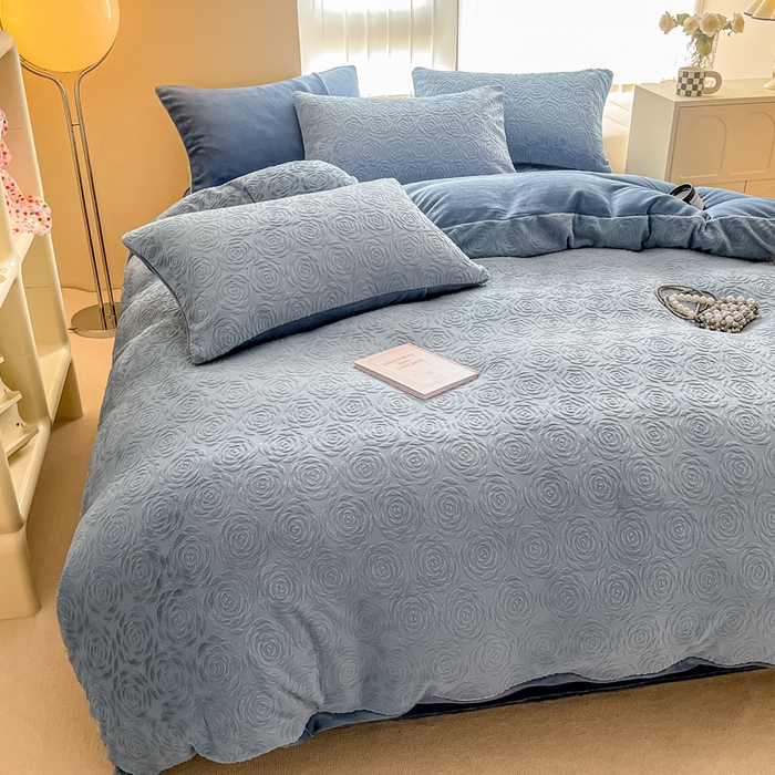 91家纺网 家纺一手货源 找家纺 慕尚家纺 2025新款慕尚雕花绒四件套 卡罗琳-蓝