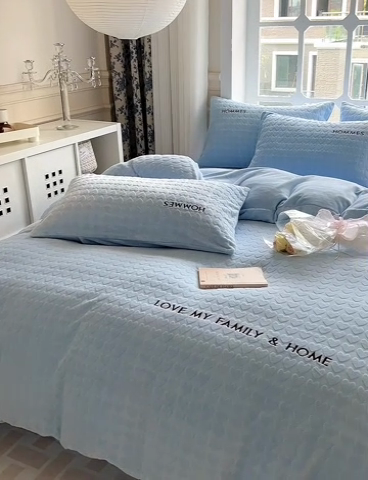 91家纺网 家纺一手货源 找家纺 慕尚家纺 2025高克重雕花绒刺绣工艺四件套 劳伦-蔚蓝