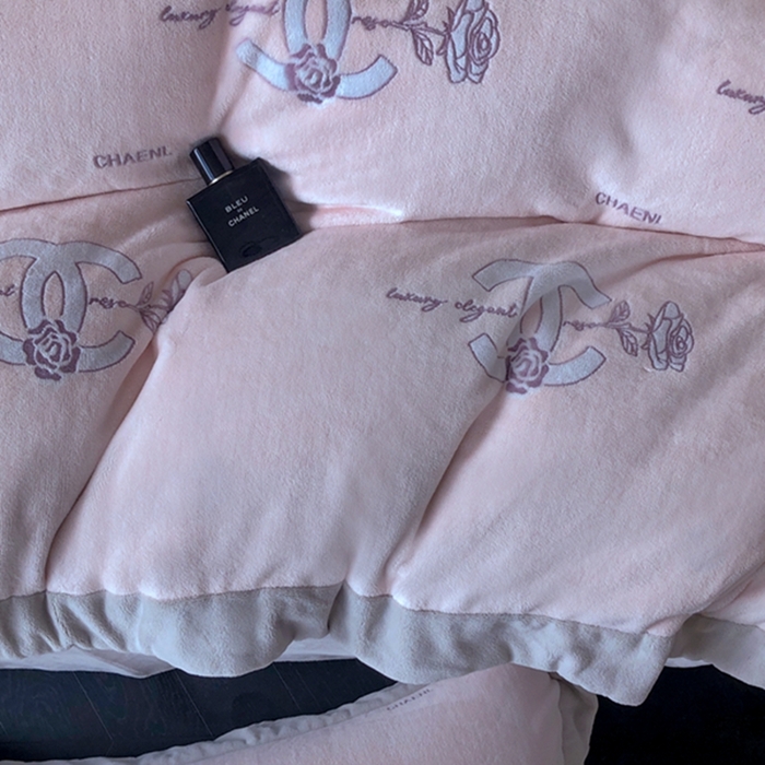 91家纺网 家纺一手货源 找家纺 榻尚家居 2023闻香系列雕花牛奶绒四件套 闻香 微醺粉