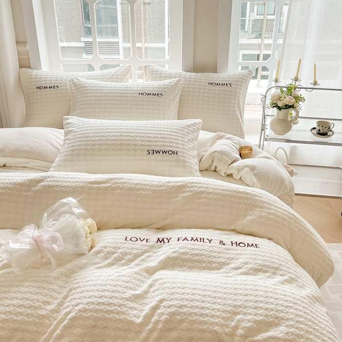 91家纺网 家纺一手货源 找家纺 慕尚家纺 2025高克重雕花绒刺绣工艺四件套 拉夫-糯糯白