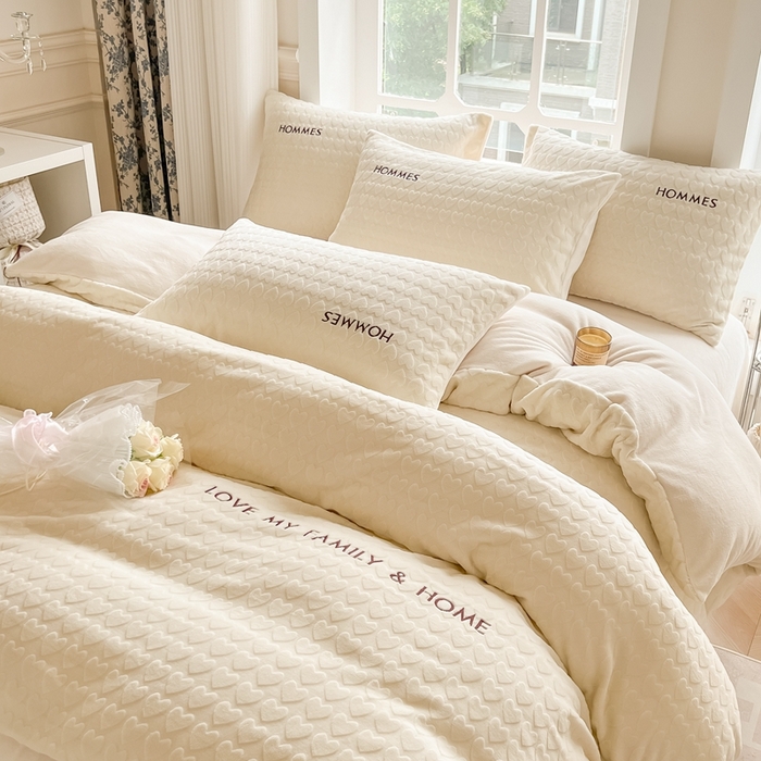 91家纺网 家纺一手货源 找家纺 慕尚家纺 2025高克重雕花绒刺绣工艺四件套 劳伦-糯糯白