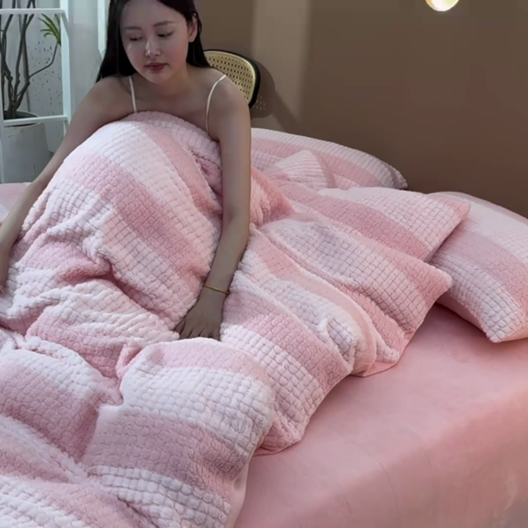 91家纺网 家纺一手货源 找家纺 2023新款无印风兔绒泰迪绒拼接款四件套 静逸-粉玉