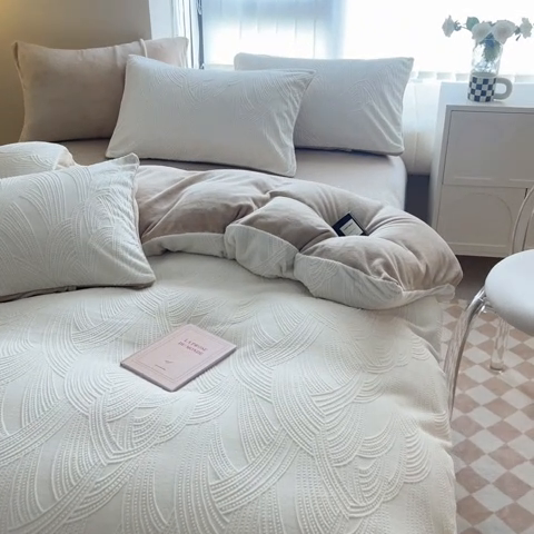 91家纺网 家纺一手货源 找家纺 慕尚家纺 2025新款慕尚雕花绒四件套 雪莉尔-白卡其