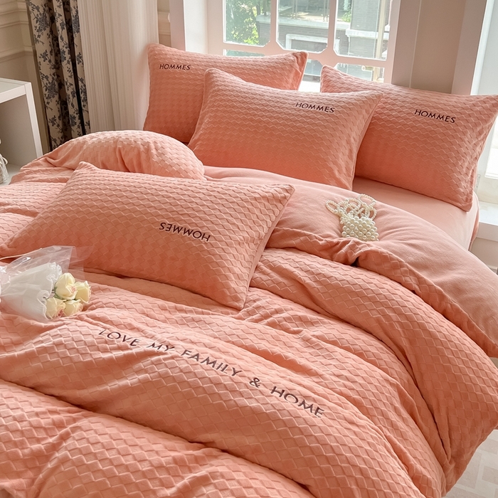 91家纺网 家纺一手货源 找家纺 慕尚家纺 2025高克重雕花绒刺绣工艺四件套 拉夫-杏橘