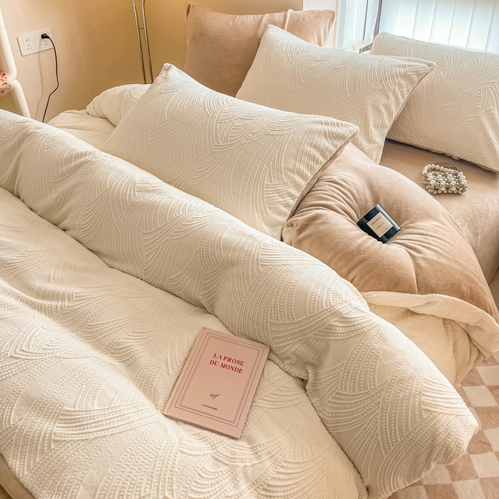 91家纺网 家纺一手货源 找家纺 慕尚家纺 2025新款慕尚雕花绒四件套 雪莉尔-白卡其