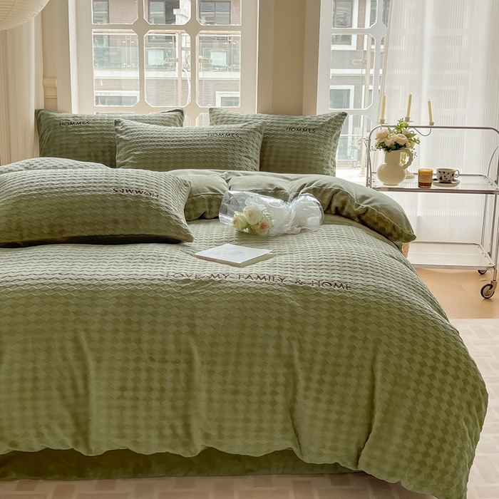 91家纺网 家纺一手货源 找家纺 慕尚家纺 2025高克重雕花绒刺绣工艺四件套 拉夫-绿