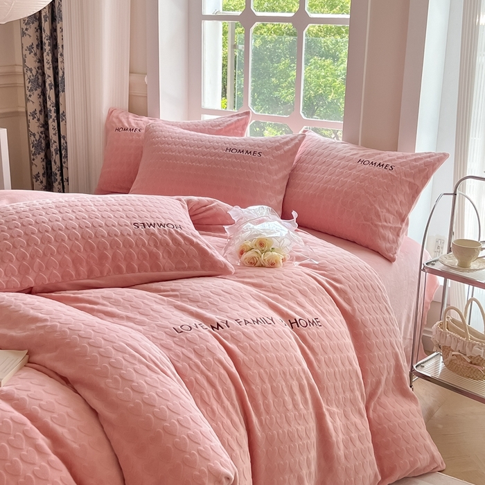 91家纺网 家纺一手货源 找家纺 慕尚家纺 2025高克重雕花绒刺绣工艺四件套 劳伦-粉