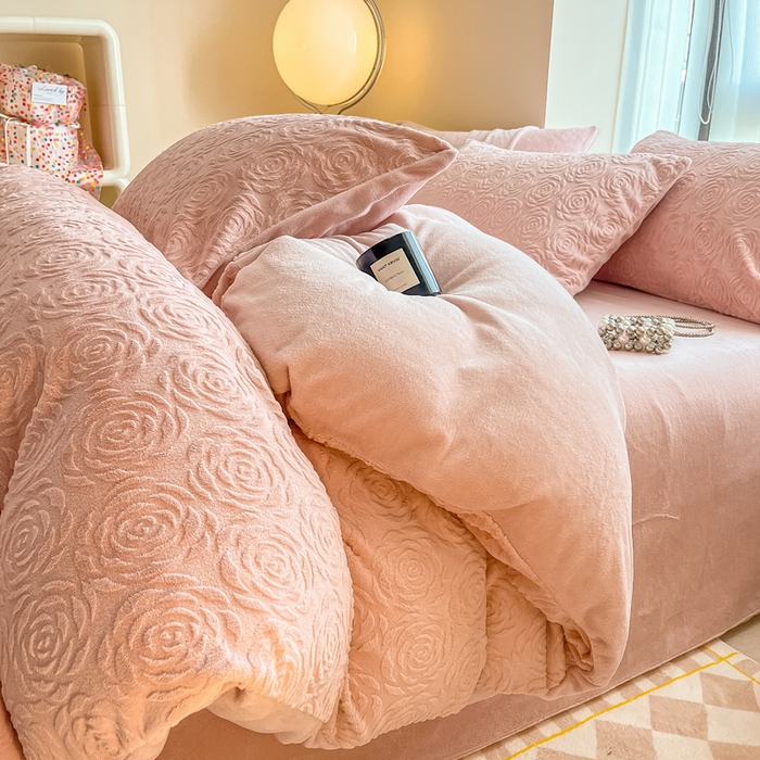 91家纺网 家纺一手货源 找家纺 慕尚家纺 2025新款慕尚雕花绒四件套 卡罗琳-粉