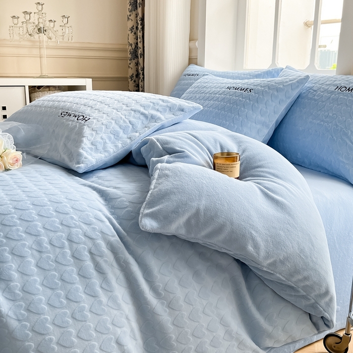 91家纺网 家纺一手货源 找家纺 慕尚家纺 2025高克重雕花绒刺绣工艺四件套 劳伦-蔚蓝