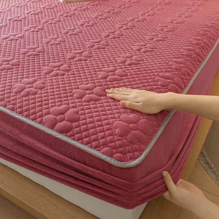 91家纺网 家纺一手货源 找家纺 给笠2023新款A类夹棉牛奶绒床笠三件套 花漫系列 牛奶绒-花漫西瓜红