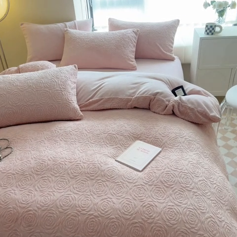 91家纺网 家纺一手货源 找家纺 慕尚家纺 2025新款慕尚雕花绒四件套 卡罗琳-粉