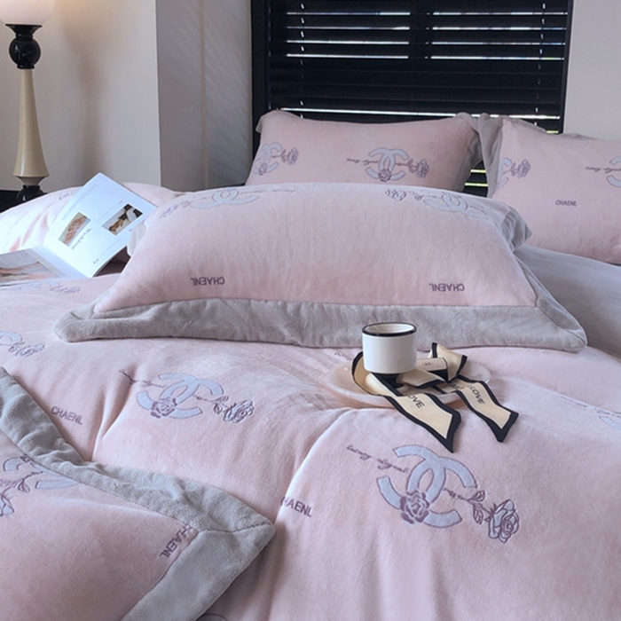 91家纺网 家纺一手货源 找家纺 榻尚家居 2023闻香系列雕花牛奶绒四件套 闻香 微醺粉