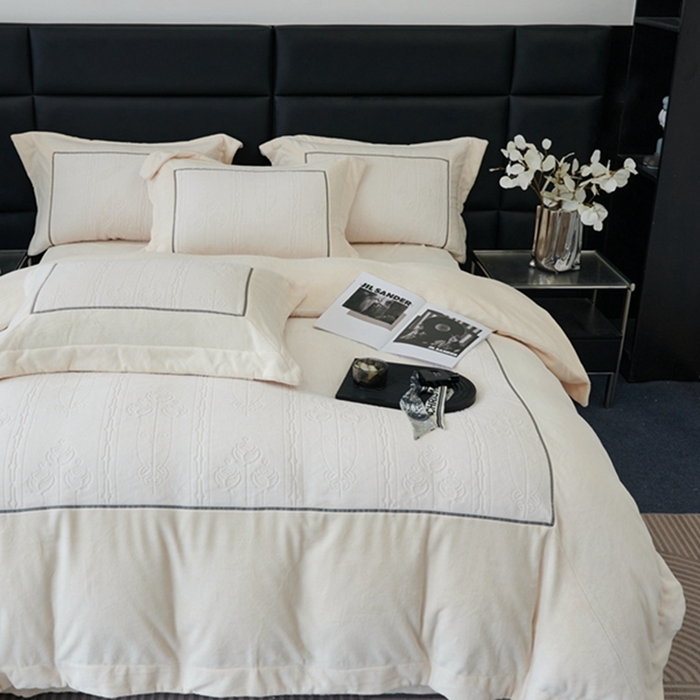 91家纺网 家纺一手货源 找家纺 榻尚家居 2023 玫瑰花园系列雕花牛奶暖绒 贵族白