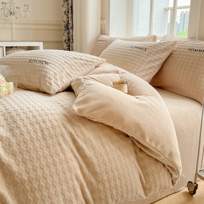 91家纺网 家纺一手货源 找家纺 慕尚家纺 2025高克重雕花绒刺绣工艺四件套 拉夫-浅卡其