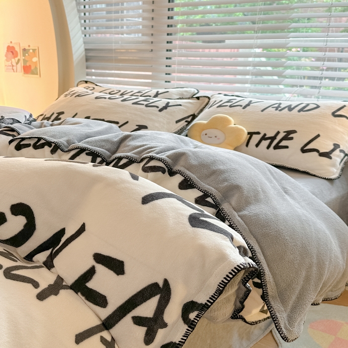 91家纺网 家纺一手货源 找家纺 安哆啦 2024新款高克重牛奶绒混搭四件套 黑白字母