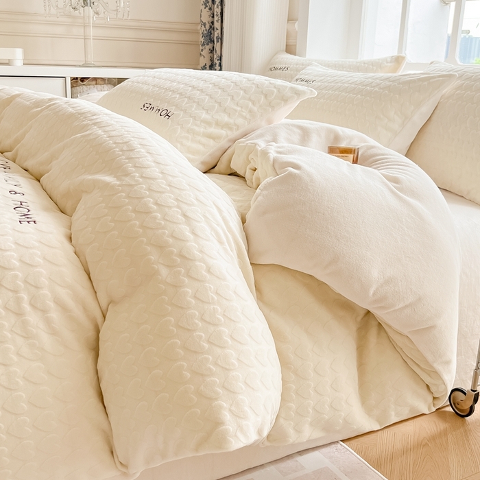 91家纺网 家纺一手货源 找家纺 慕尚家纺 2025高克重雕花绒刺绣工艺四件套 劳伦-糯糯白