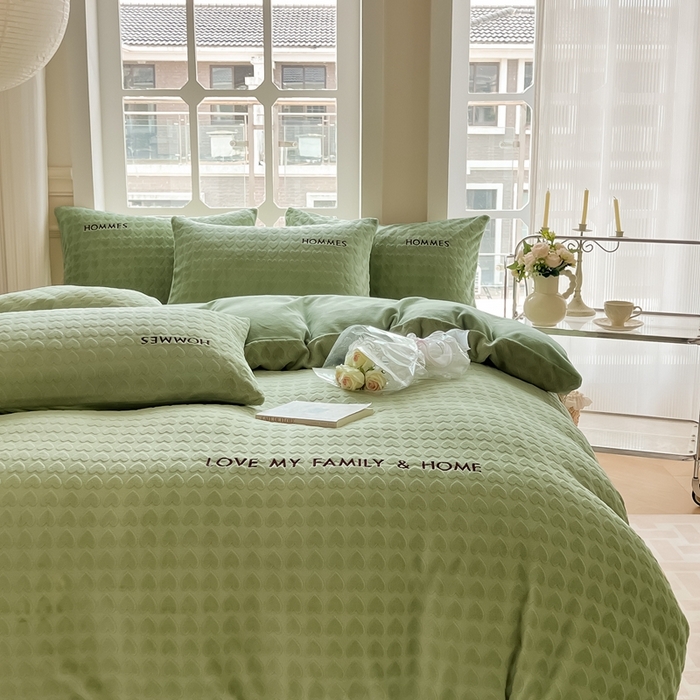 91家纺网 家纺一手货源 找家纺 慕尚家纺 2025高克重雕花绒刺绣工艺四件套 劳伦-绿