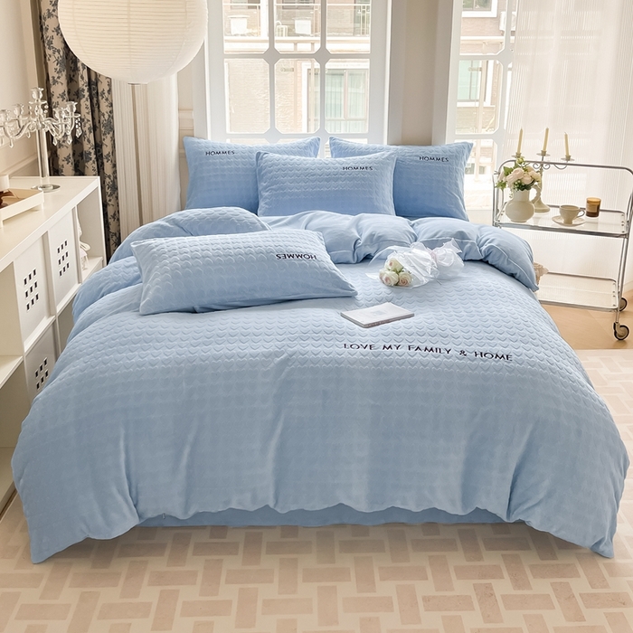 91家纺网 家纺一手货源 找家纺 慕尚家纺 2025高克重雕花绒刺绣工艺四件套 劳伦-蔚蓝