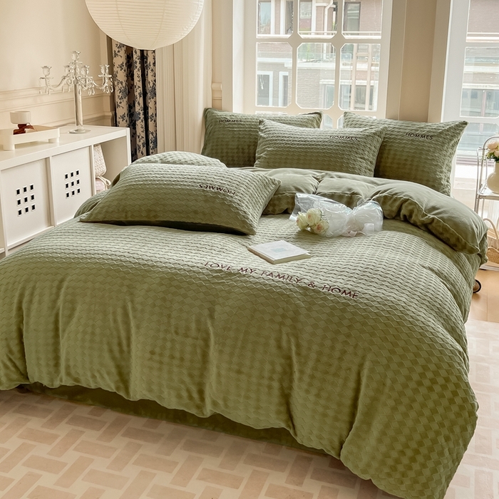 91家纺网 家纺一手货源 找家纺 慕尚家纺 2025高克重雕花绒刺绣工艺四件套 拉夫-绿