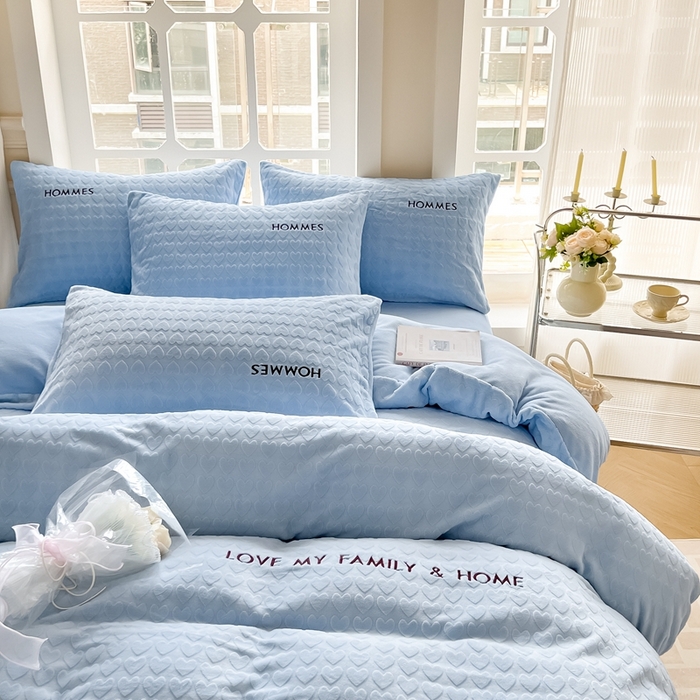 91家纺网 家纺一手货源 找家纺 慕尚家纺 2025高克重雕花绒刺绣工艺四件套 劳伦-蔚蓝