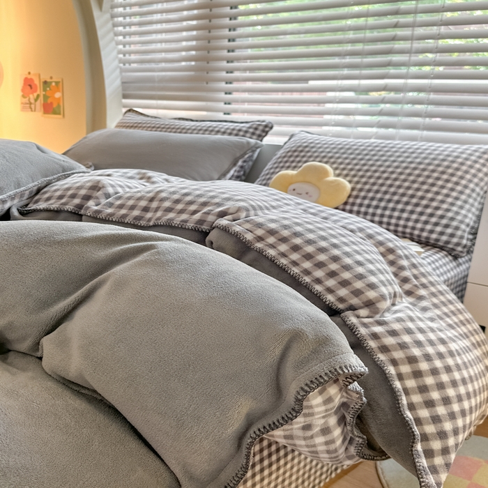 91家纺网 家纺一手货源 找家纺 安哆啦 2024新款高克重牛奶绒混搭四件套 灰色拼灰格