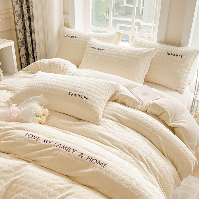 91家纺网 家纺一手货源 找家纺 慕尚家纺 2025高克重雕花绒刺绣工艺四件套 劳伦-糯糯白