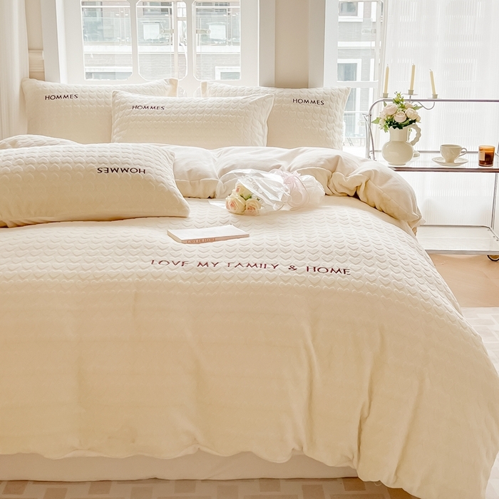 91家纺网 家纺一手货源 找家纺 慕尚家纺 2025高克重雕花绒刺绣工艺四件套 劳伦-糯糯白