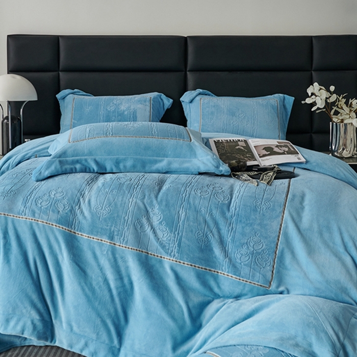 91家纺网 家纺一手货源 找家纺 榻尚家居 2023 玫瑰花园系列雕花牛奶暖绒 天空蓝