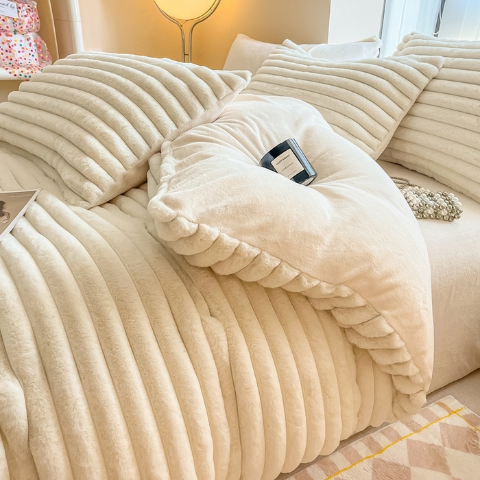 91家纺网 家纺一手货源 找家纺 慕尚家纺 2025新款抽条兔毛四件套 安雅-糯糯白