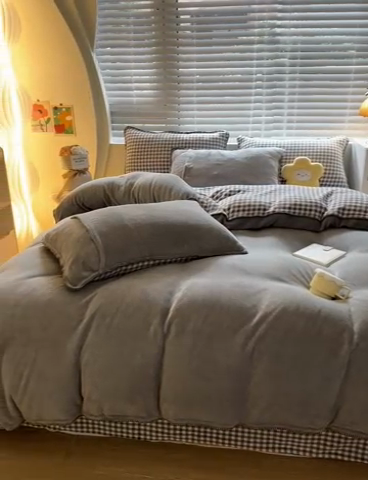 91家纺网 家纺一手货源 找家纺 安哆啦 2024新款高克重牛奶绒混搭四件套 灰色拼灰格