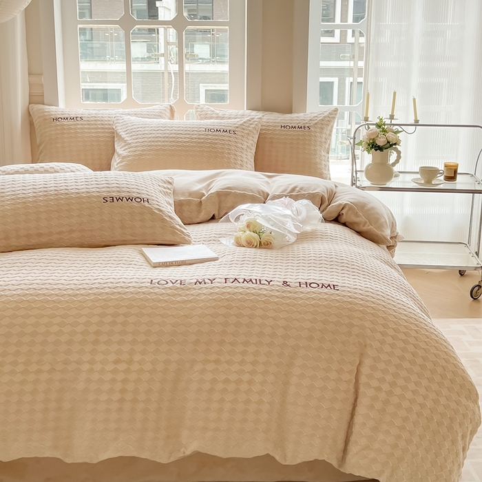 91家纺网 家纺一手货源 找家纺 慕尚家纺 2025高克重雕花绒刺绣工艺四件套 拉夫-浅卡其