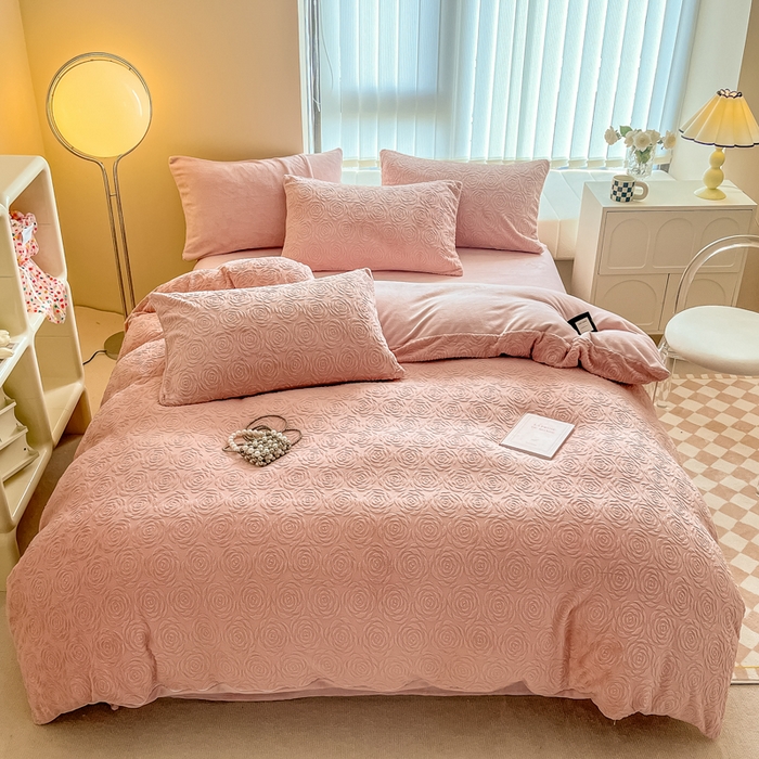 91家纺网 家纺一手货源 找家纺 慕尚家纺 2025新款慕尚雕花绒四件套 卡罗琳-粉