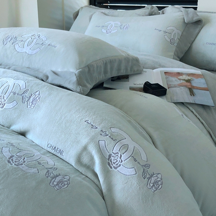 91家纺网 家纺一手货源 找家纺 榻尚家居 2023闻香系列雕花牛奶绒四件套 闻香 莫兰迪绿