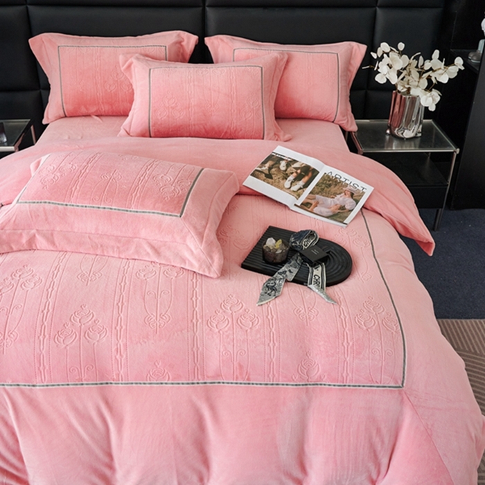 91家纺网 家纺一手货源 找家纺 榻尚家居 2023 玫瑰花园系列雕花牛奶暖绒 温柔粉