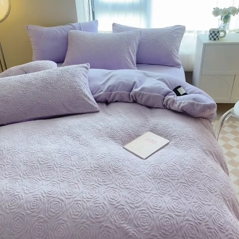 91家纺网 家纺一手货源 找家纺 慕尚家纺 2025新款慕尚雕花绒四件套 卡罗琳-风铃紫