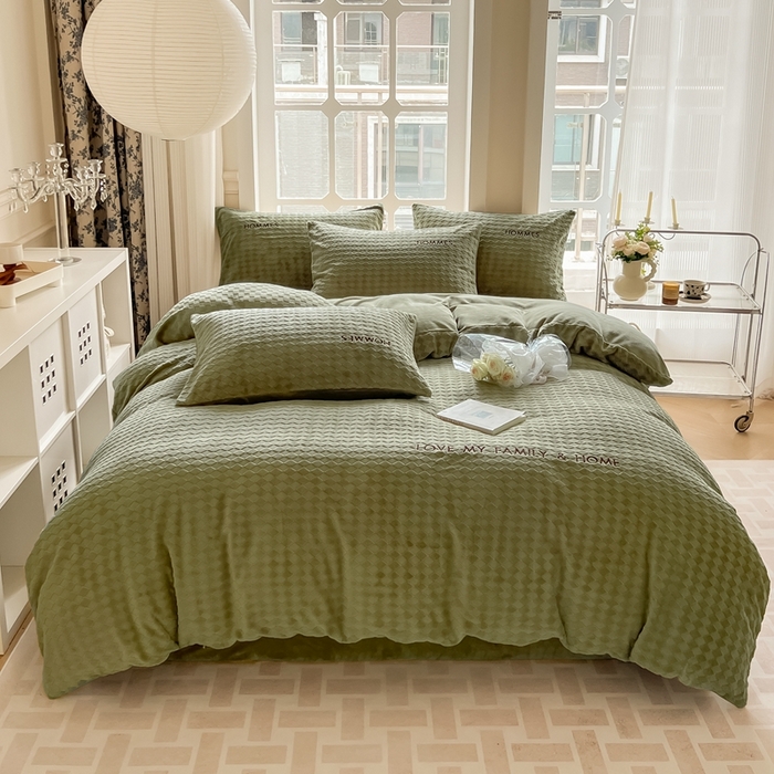 91家纺网 家纺一手货源 找家纺 慕尚家纺 2025高克重雕花绒刺绣工艺四件套 拉夫-绿